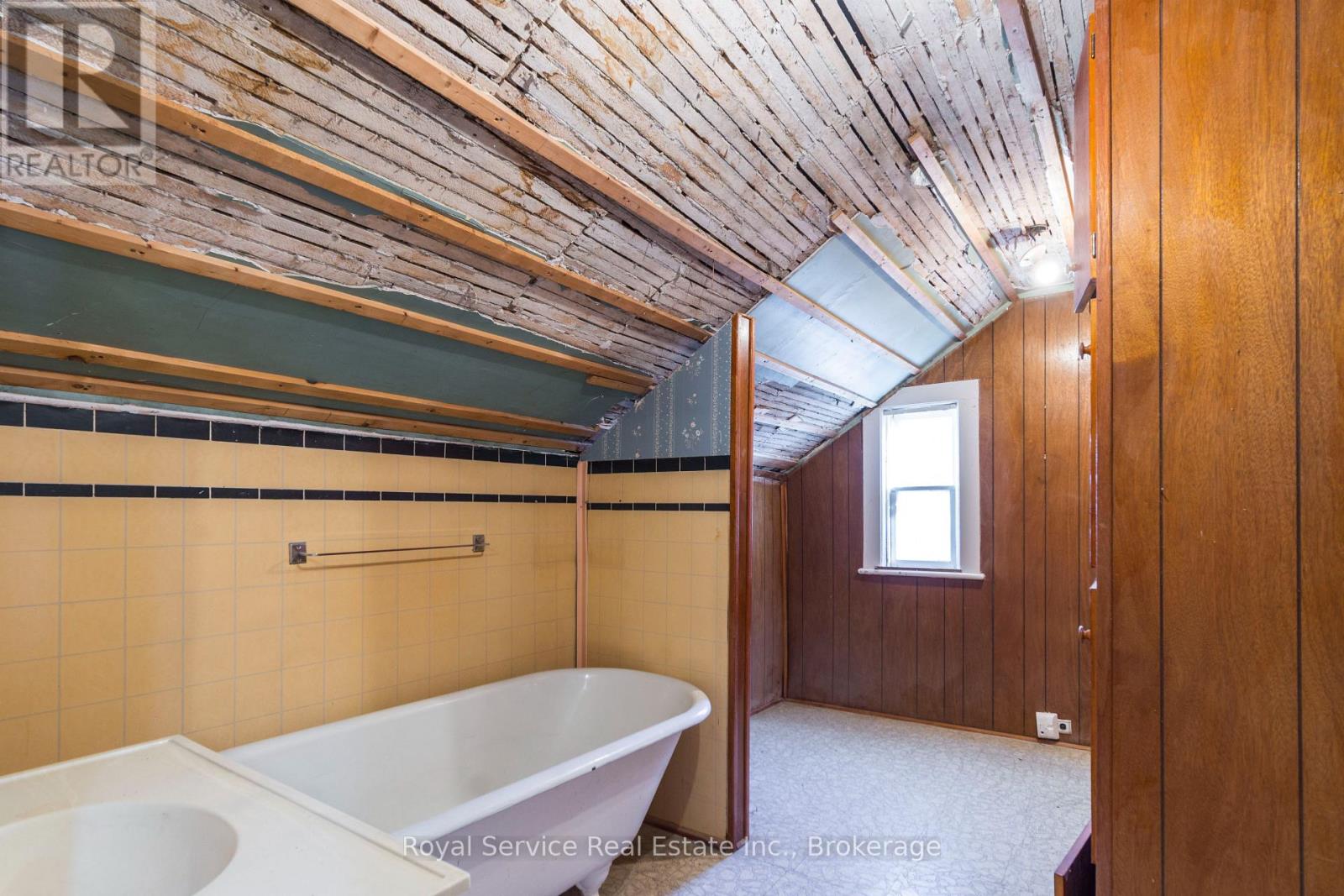370 DIVISION STREET - 24