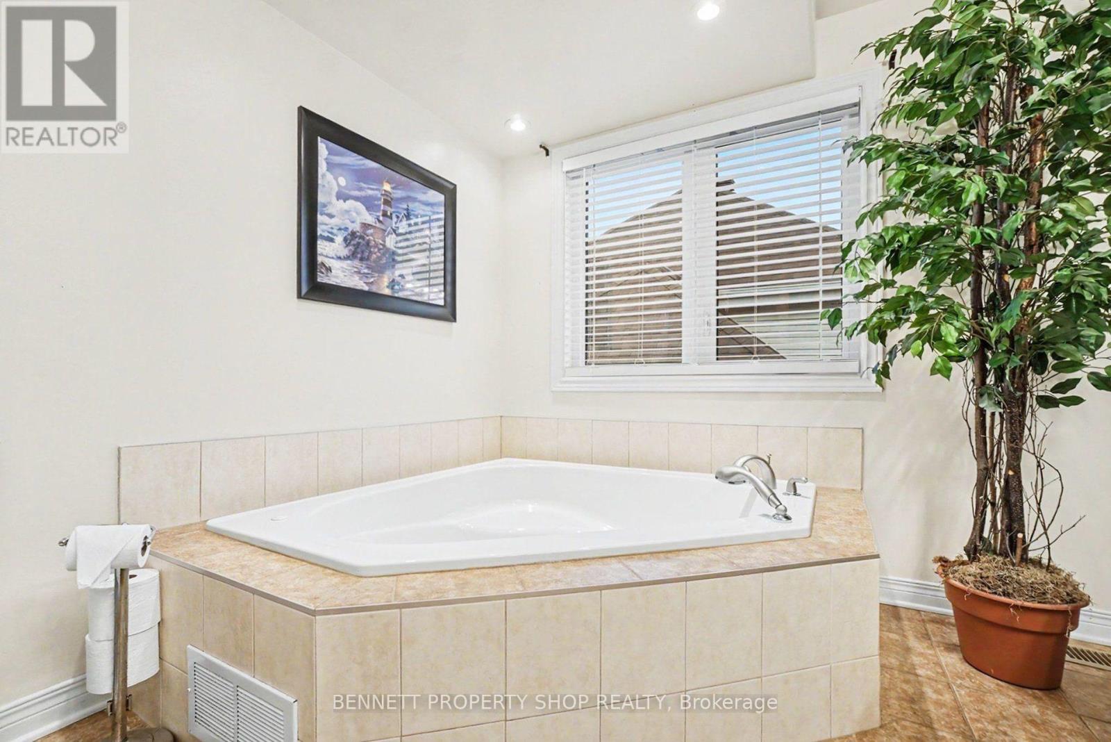 179 SANDRA CRESCENT - 17