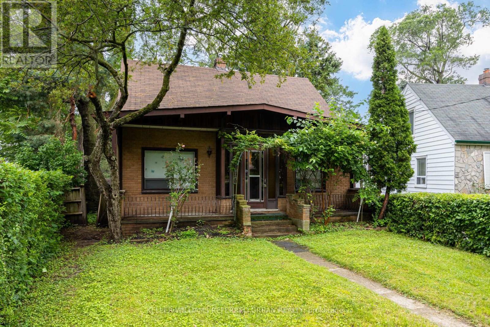 7 SAUNDERS CRESCENT - 1