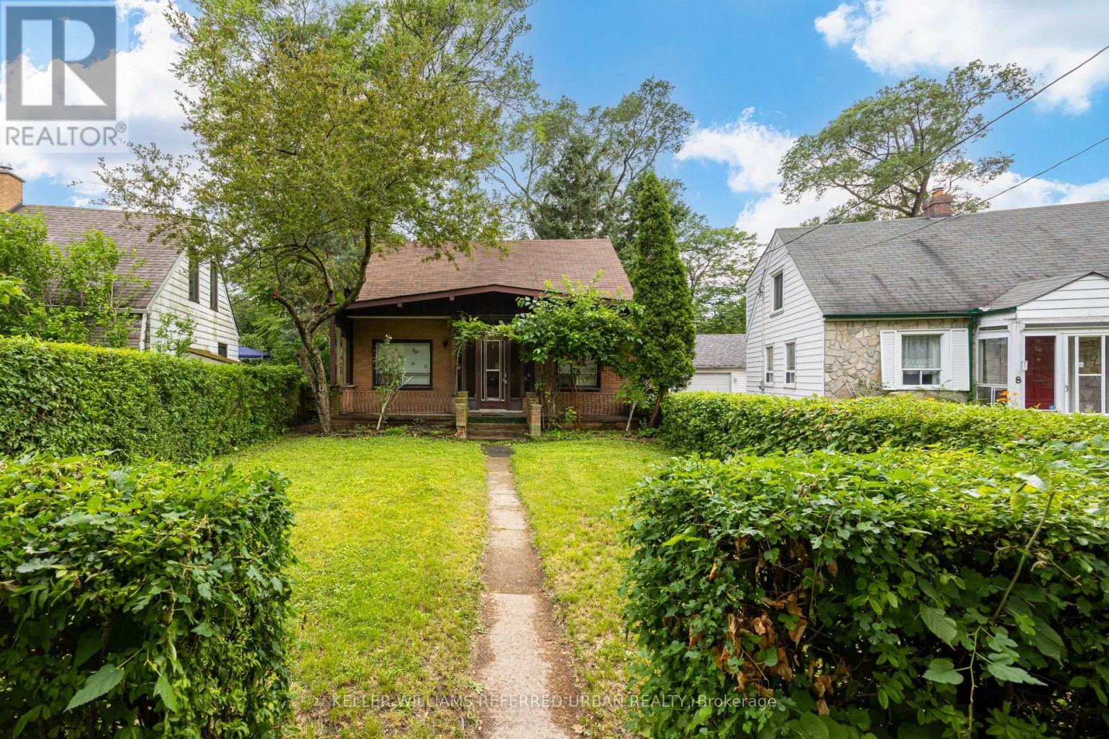 7 SAUNDERS CRESCENT - 2