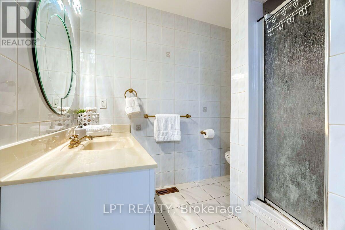 16 VOGUE COURT - 18