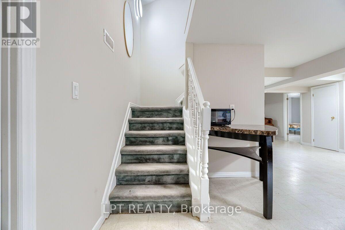 16 VOGUE COURT - 36