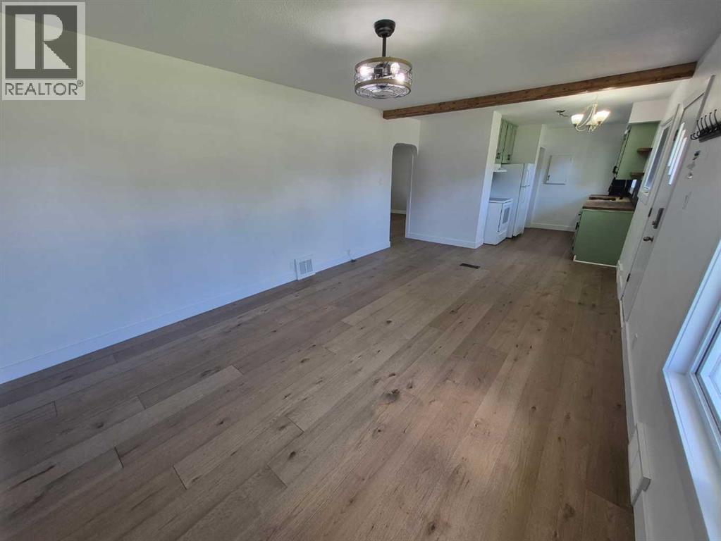 4931 54 Avenue - 8
