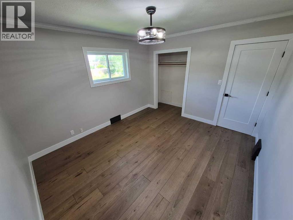 4931 54 Avenue - 13