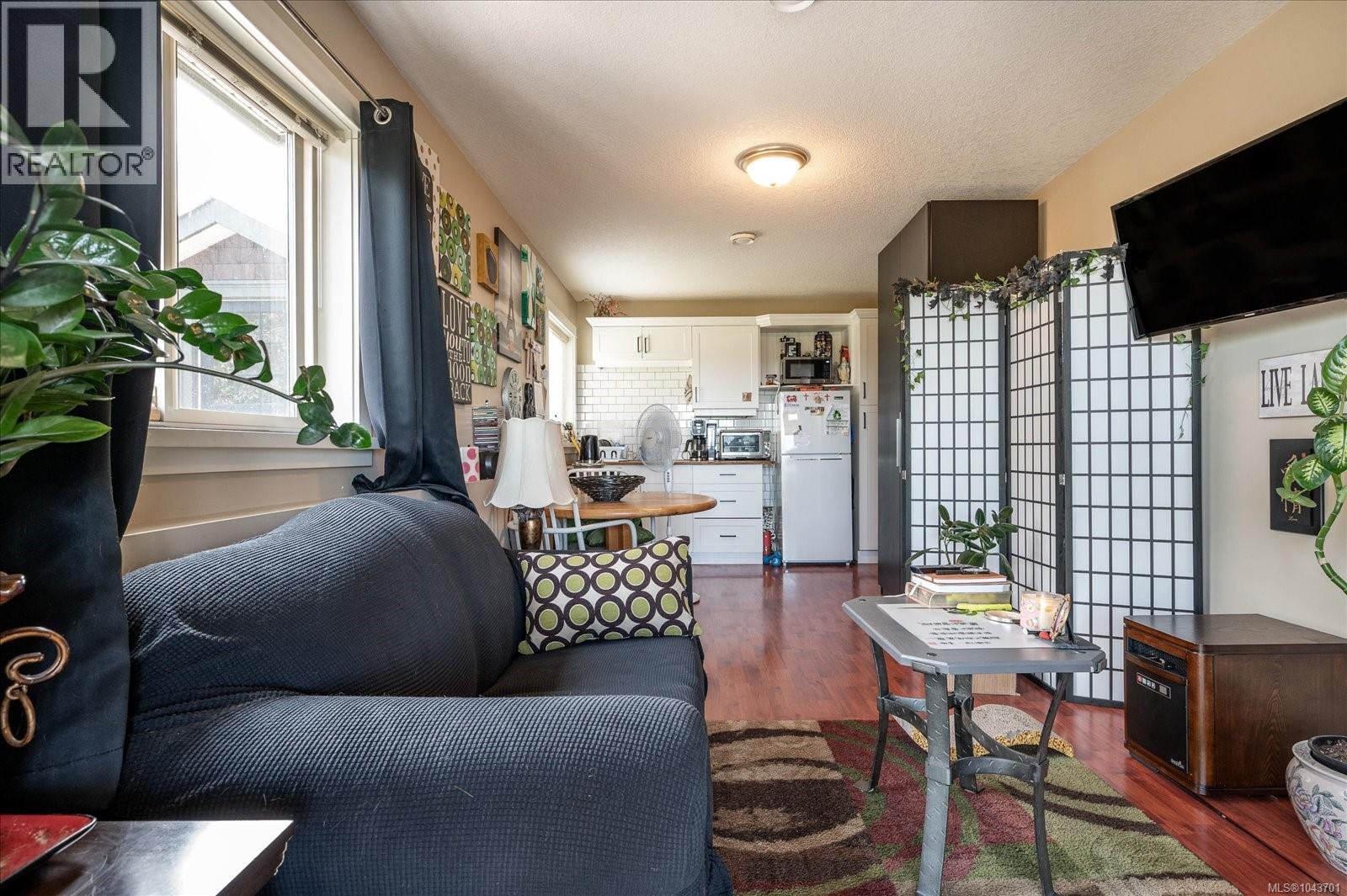 517 Douglas St - 35