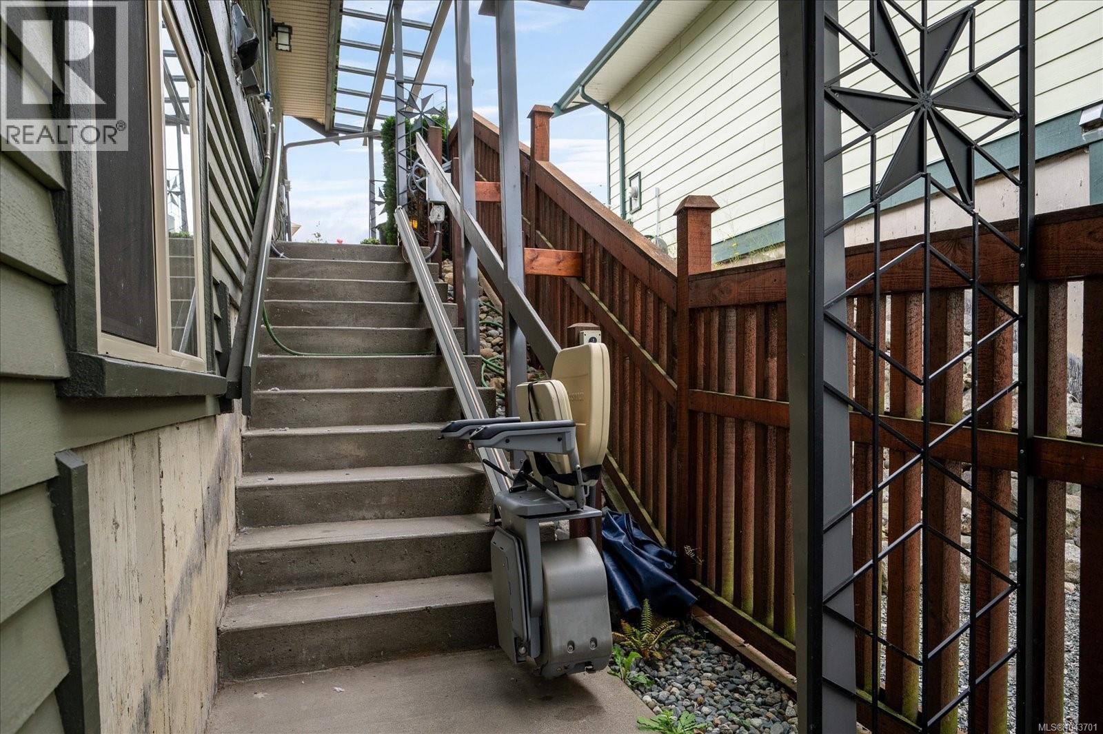 517 Douglas St - 25