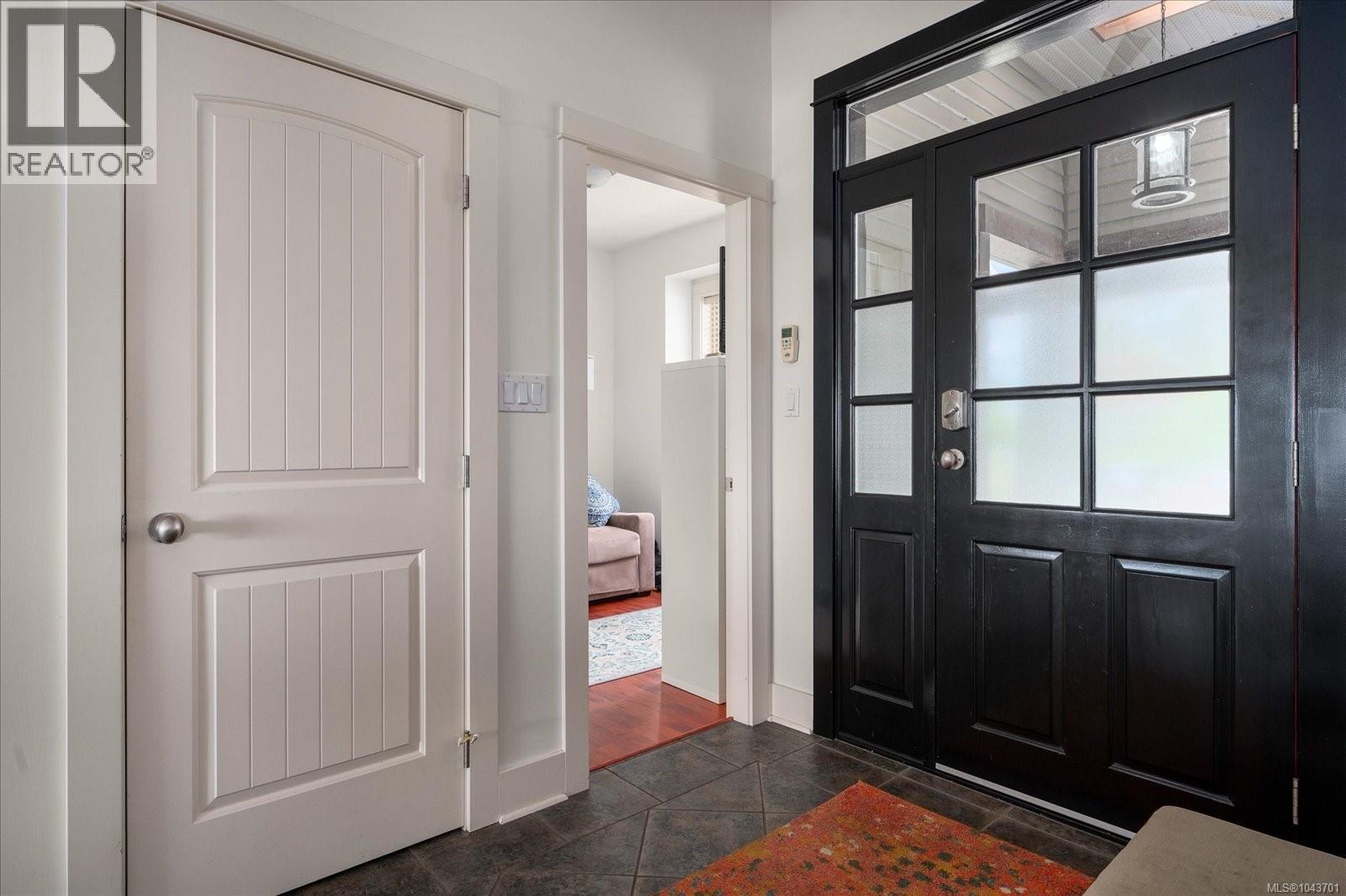 517 Douglas St - 8