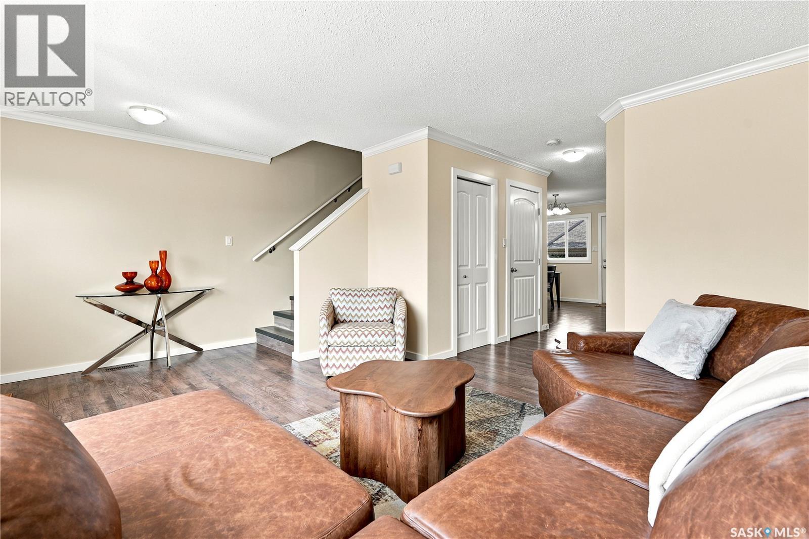#309 810 Hampton CIRCLE - 5