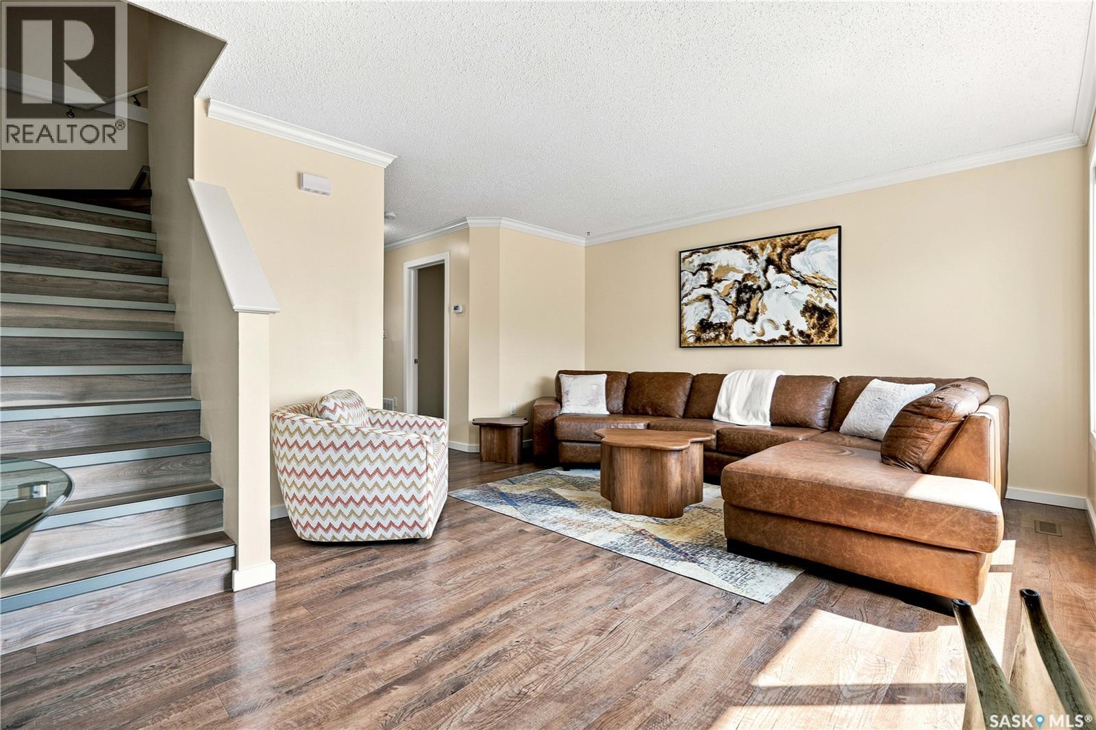 #309 810 Hampton CIRCLE - 4