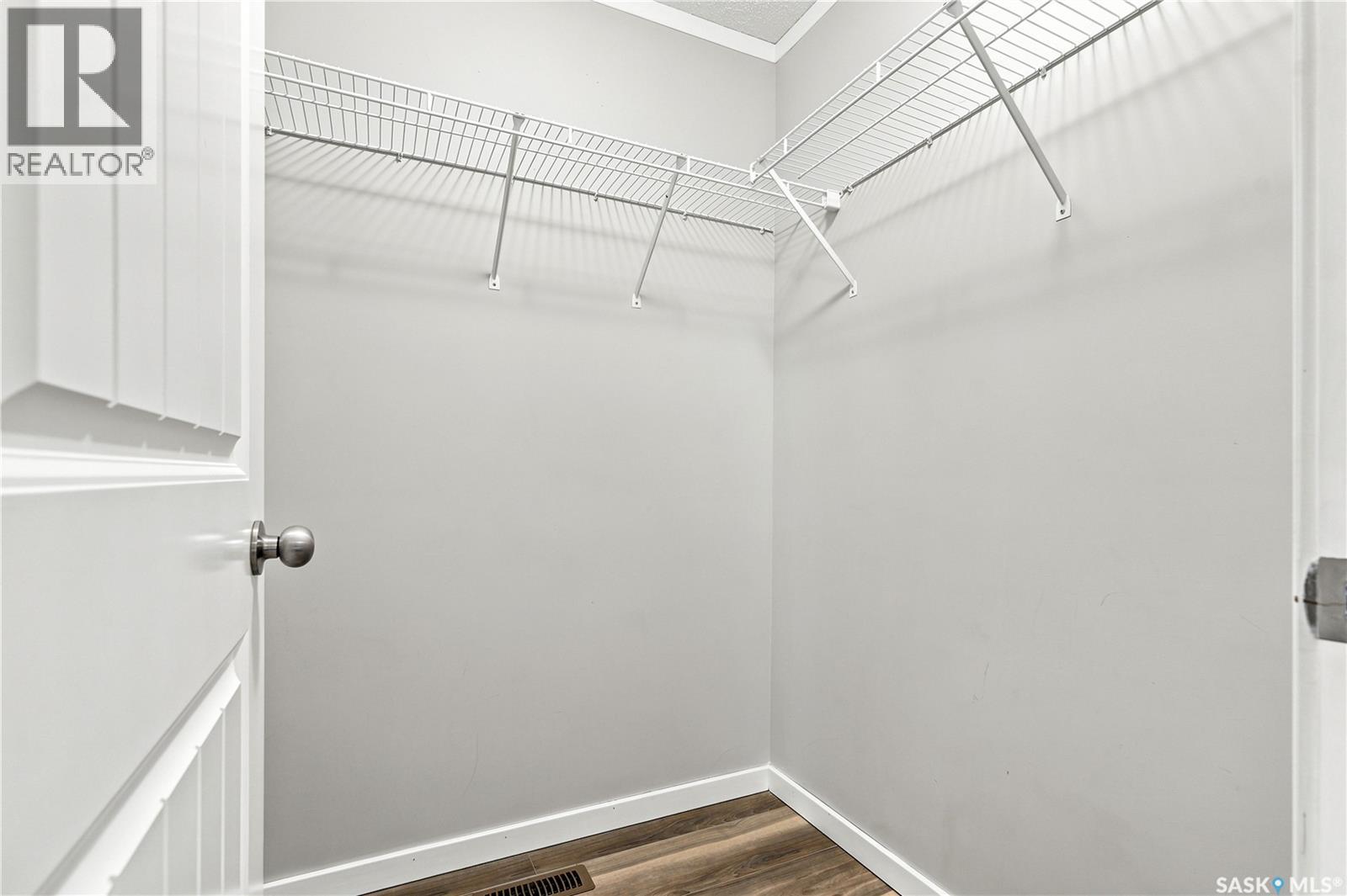 #309 810 Hampton CIRCLE - 22