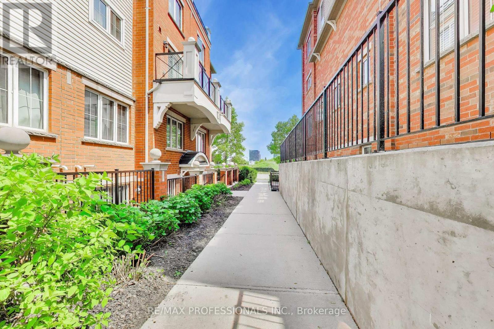 #19 2460 POST ROAD - 4