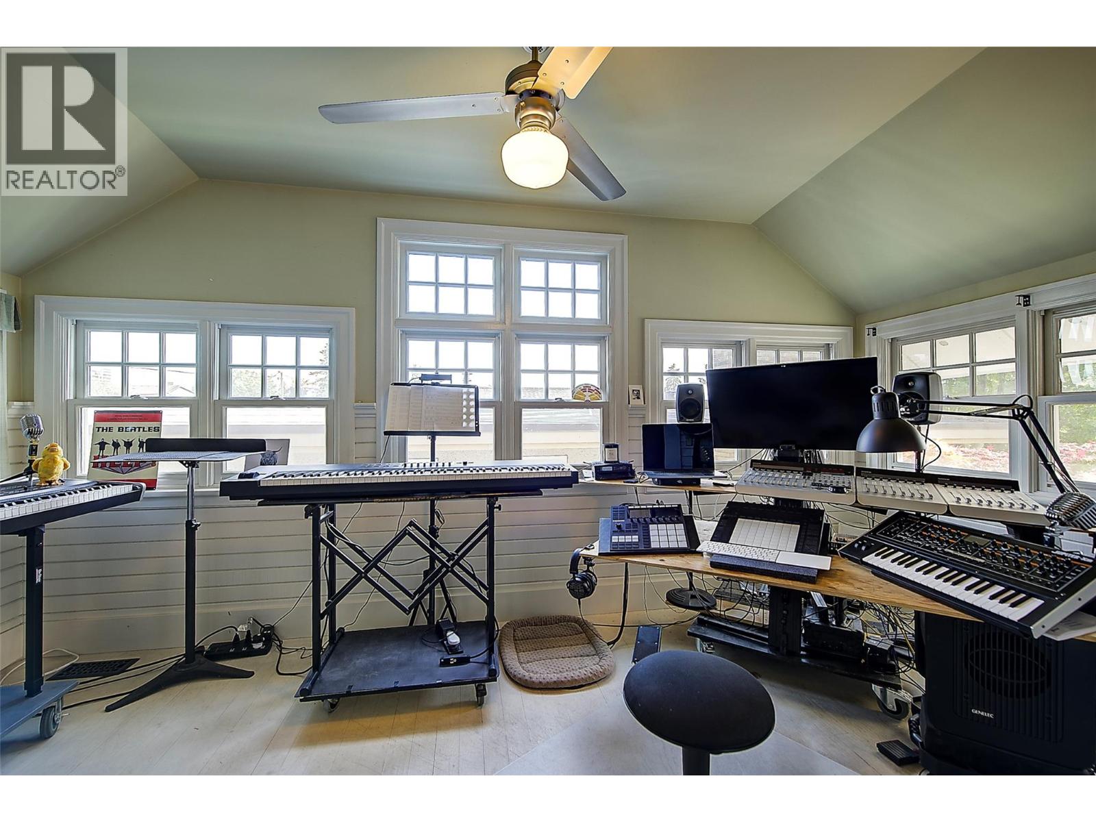 1537 Lakeview Street - 47