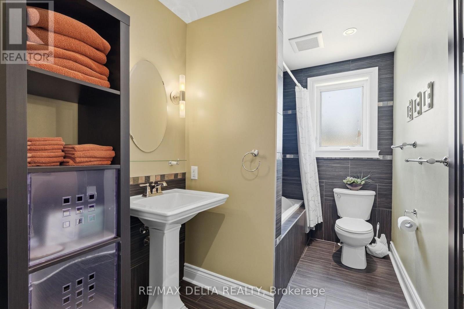 2187 HUDON STREET - 17
