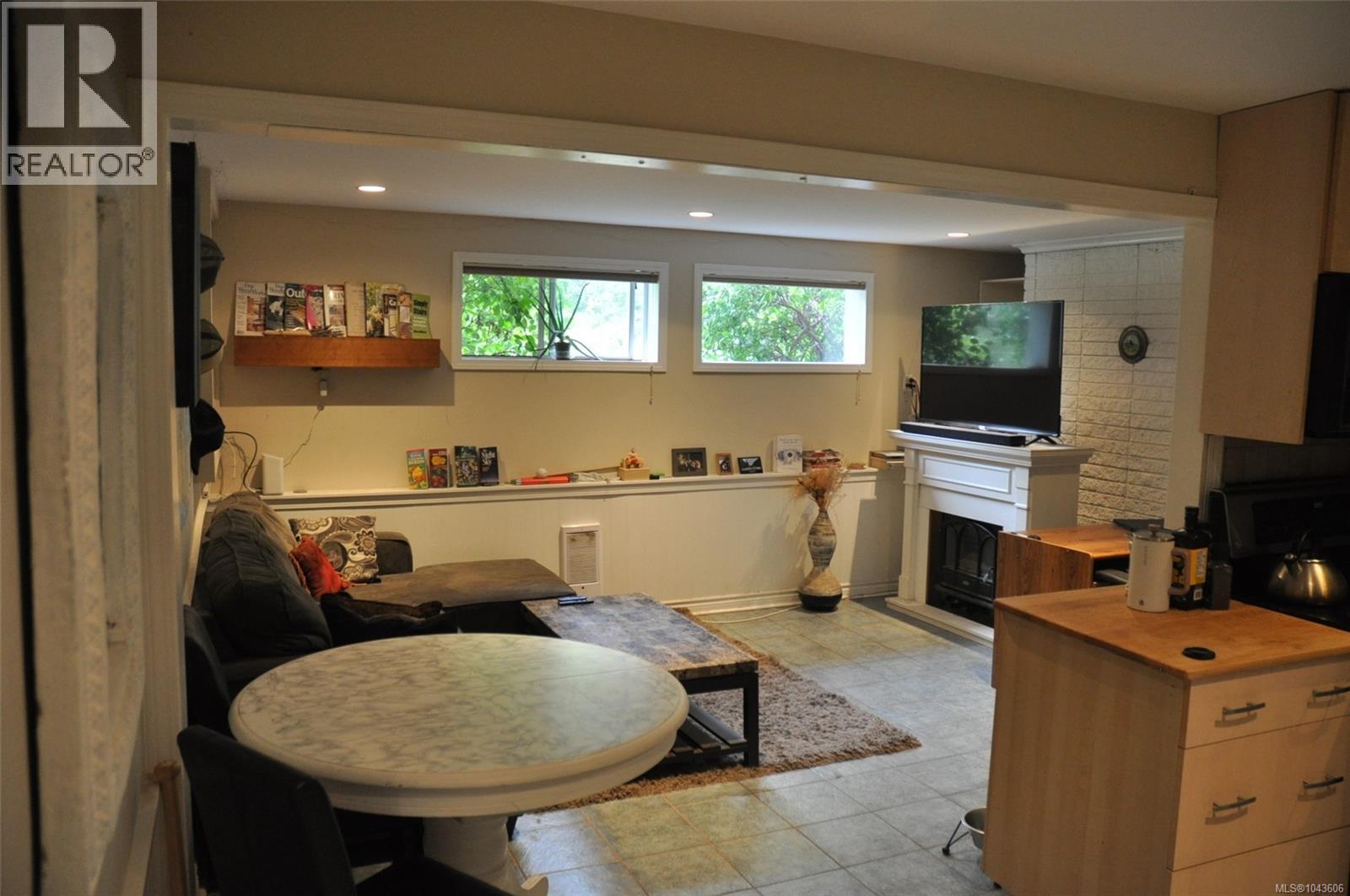 4719 West Saanich Rd - 12