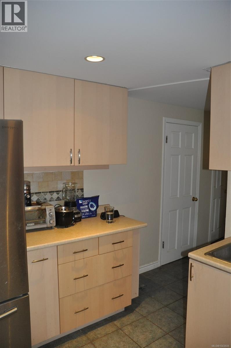 4719 West Saanich Rd - 9