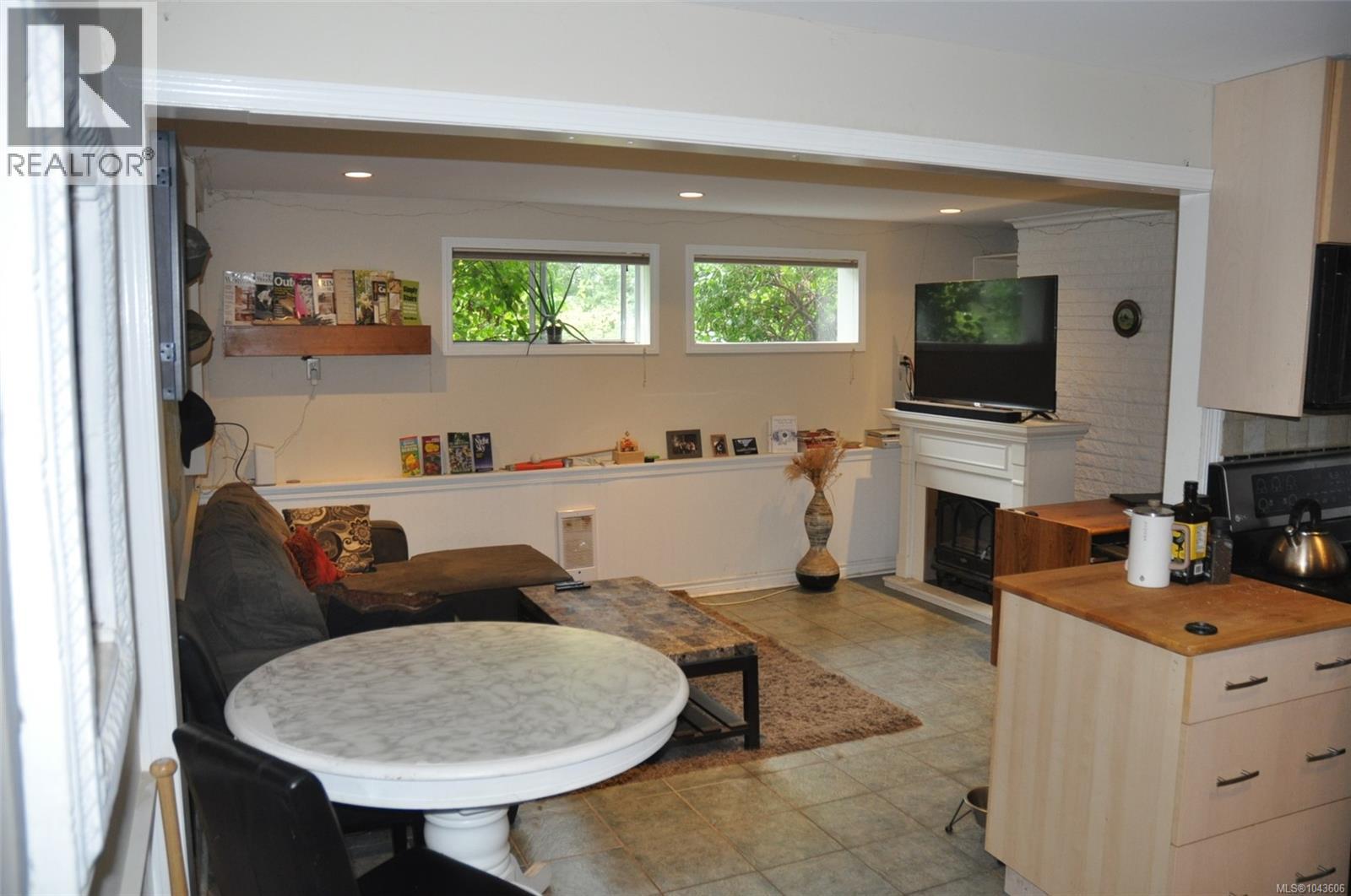 4719 West Saanich Rd - 11