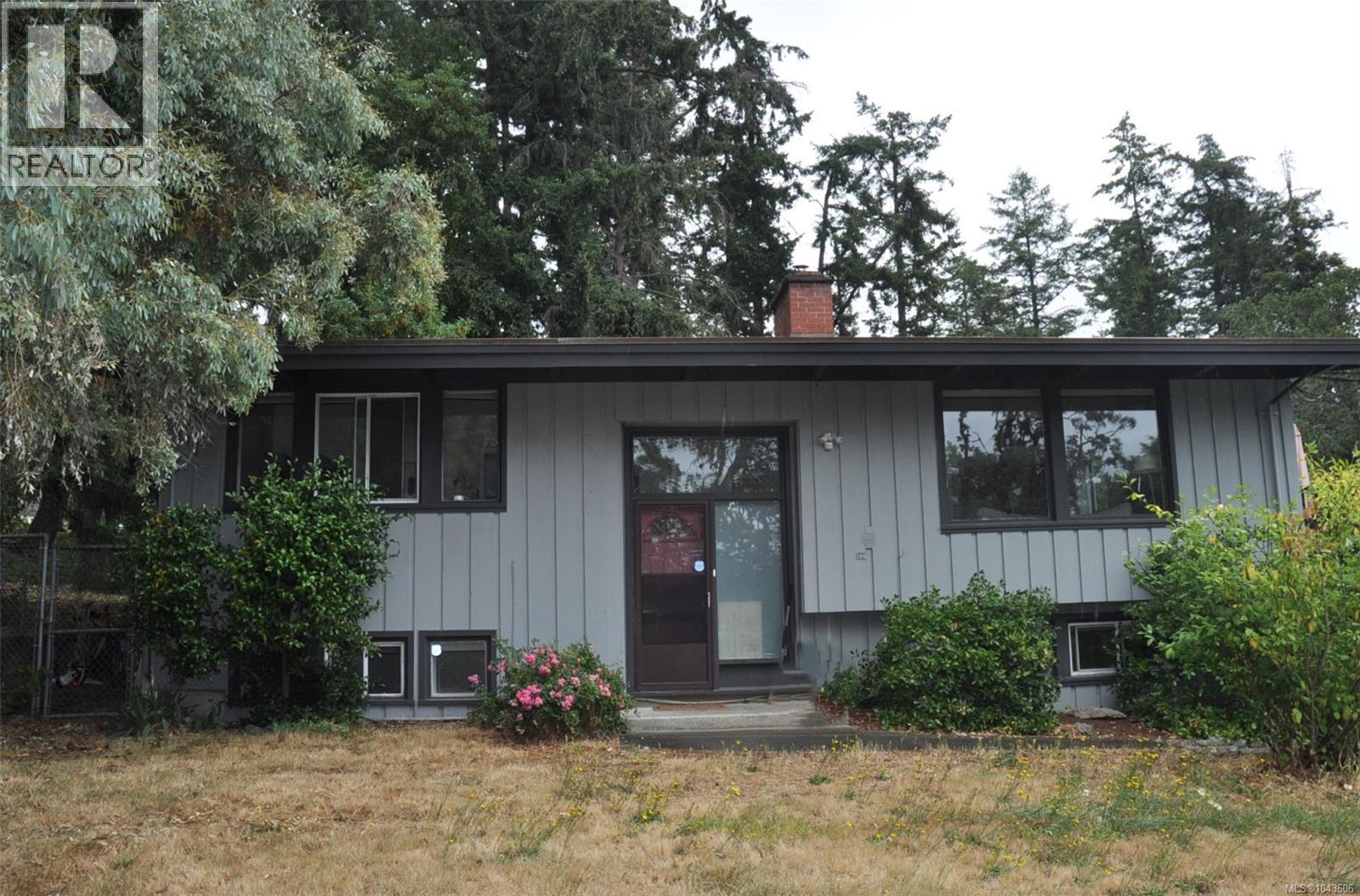 4719 West Saanich Rd - 1