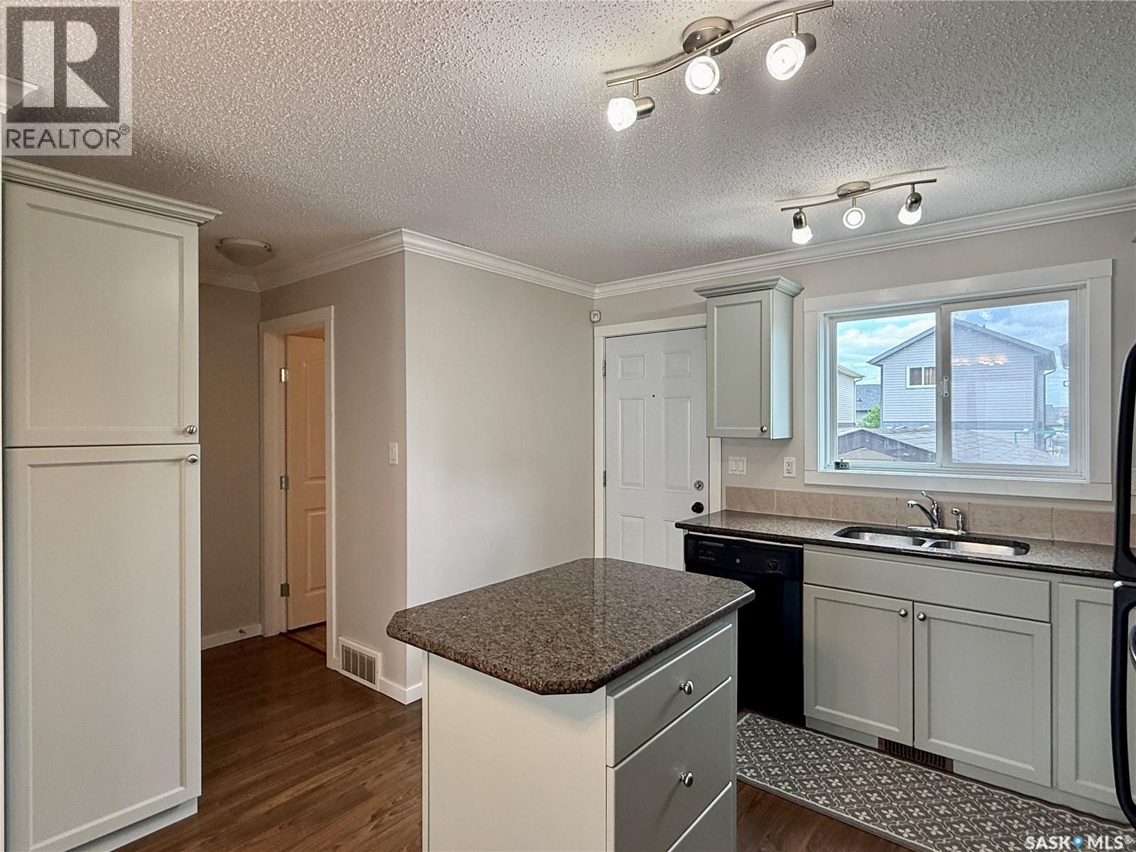 #405 315 HAMPTON CIRCLE - Image 3