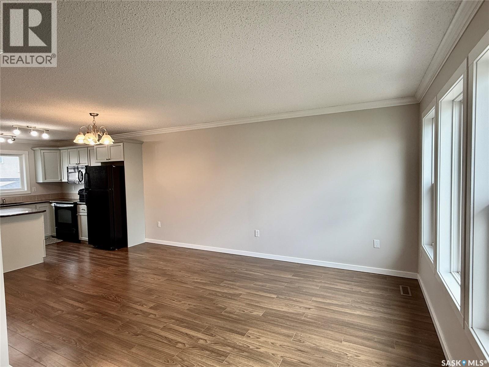 #405 315 HAMPTON CIRCLE - Image 4