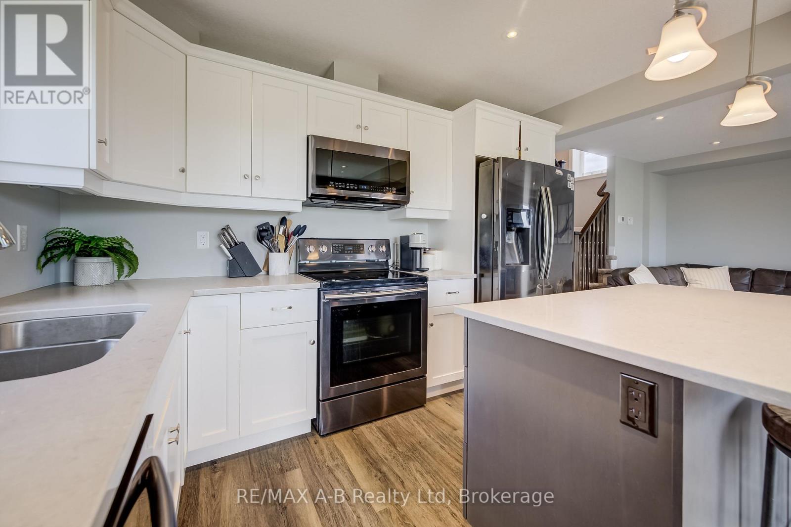 122 HALLIDAY DRIVE - 10