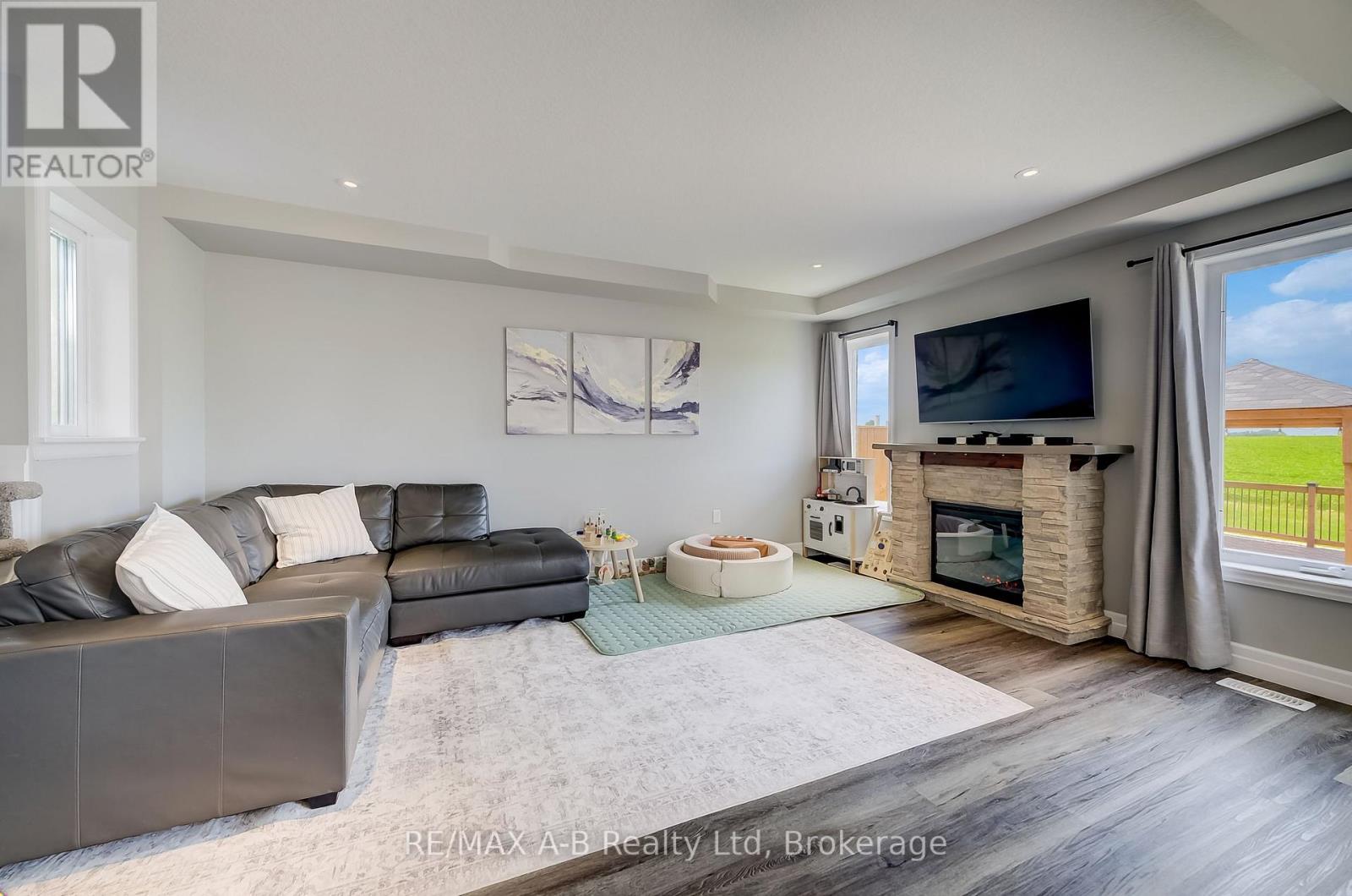 122 HALLIDAY DRIVE - 6