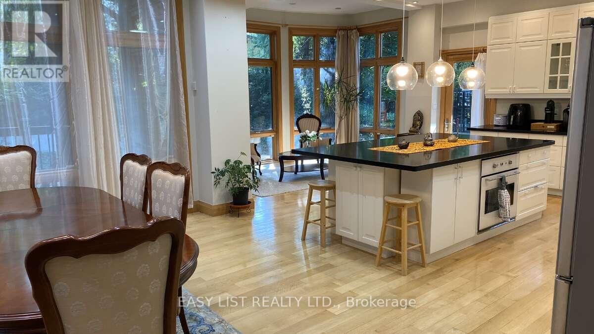 98 BURBANK DRIVE - 16