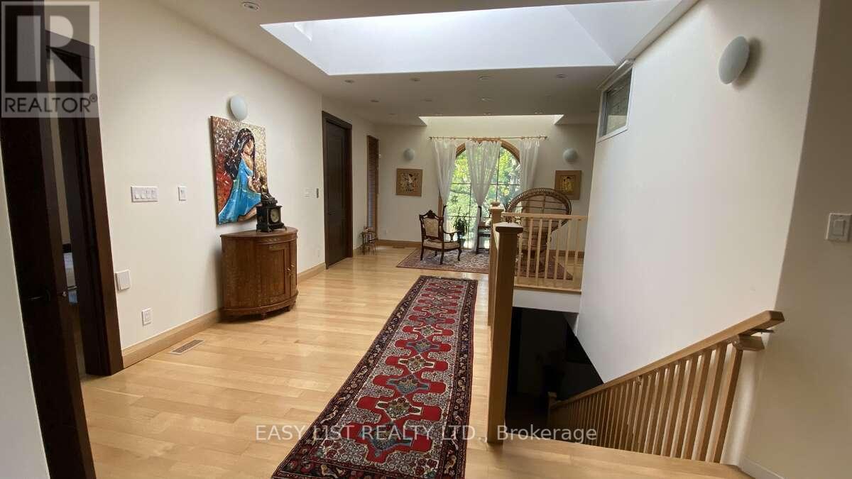 98 BURBANK DRIVE - 25