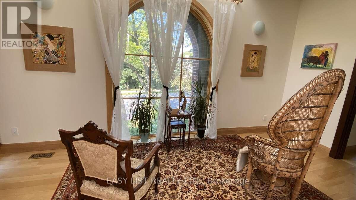 98 BURBANK DRIVE - 26