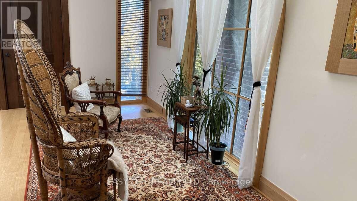 98 BURBANK DRIVE - 27