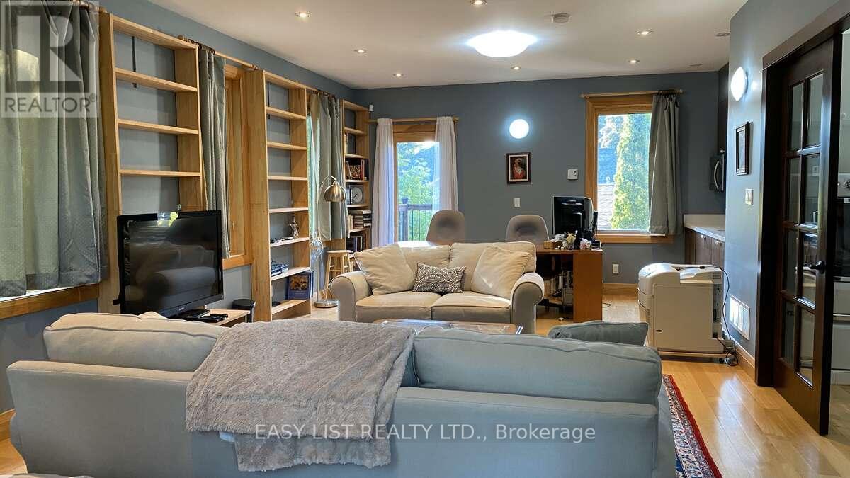 98 BURBANK DRIVE - 35