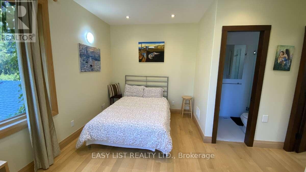 98 BURBANK DRIVE - 38