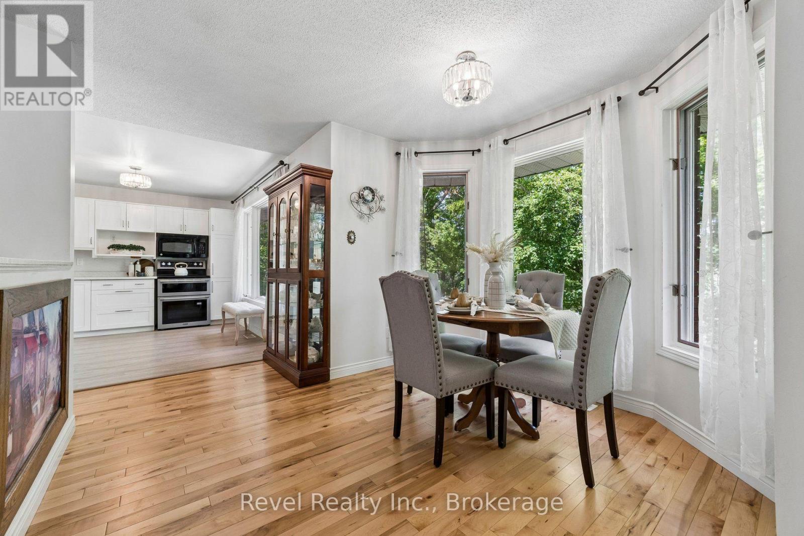 18 BESSIE AVENUE S - 19