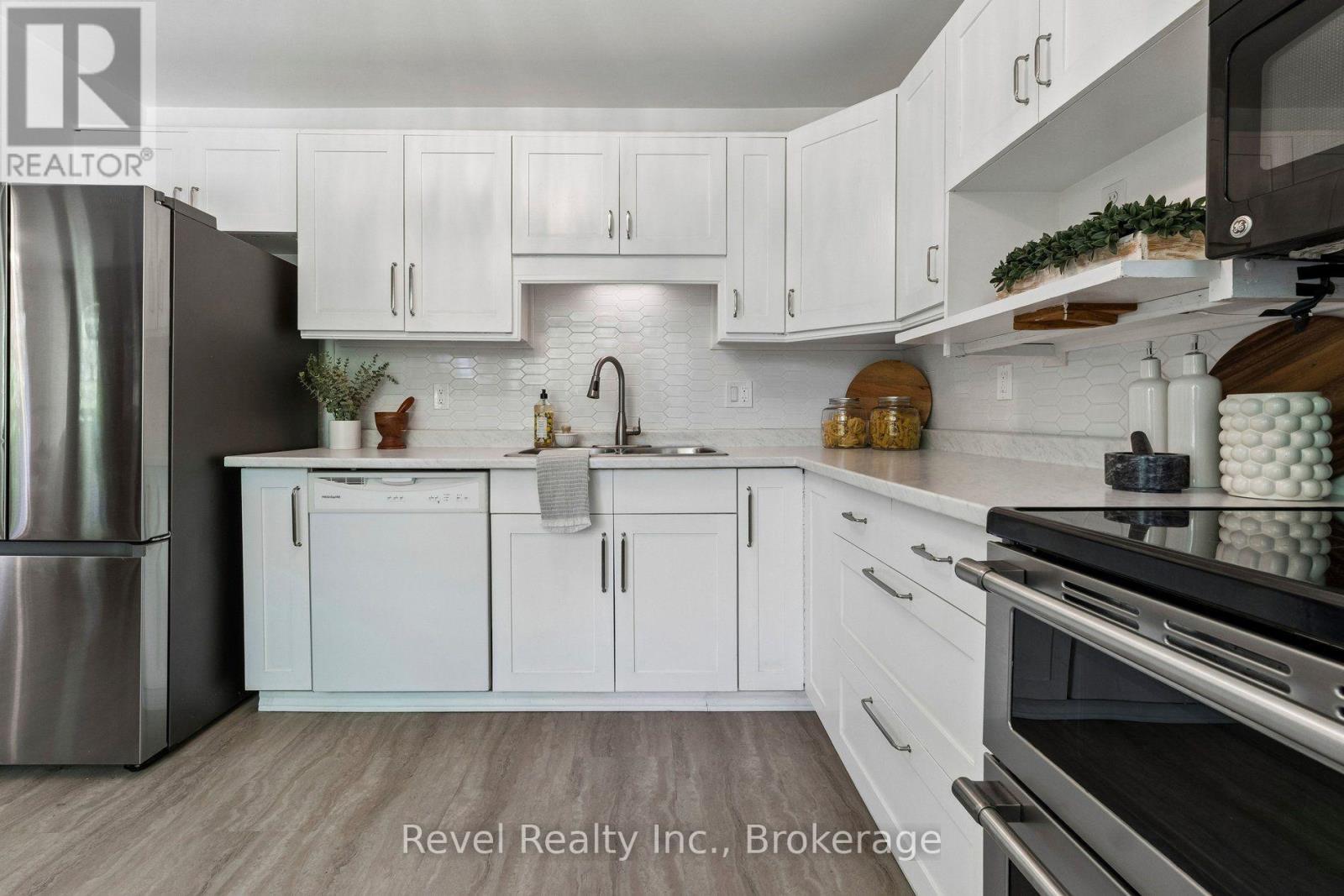 18 BESSIE AVENUE S - 21