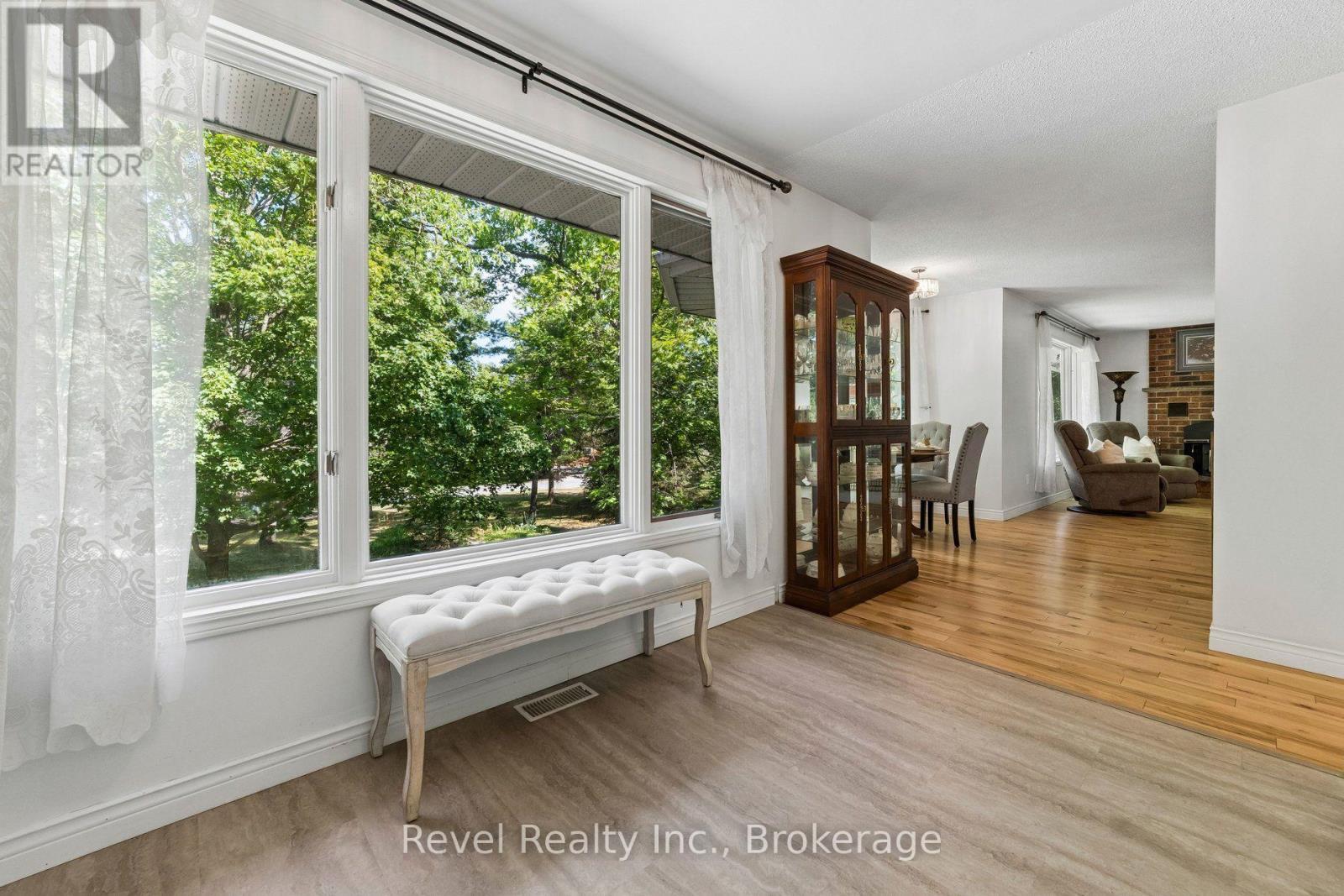 18 BESSIE AVENUE S - 22
