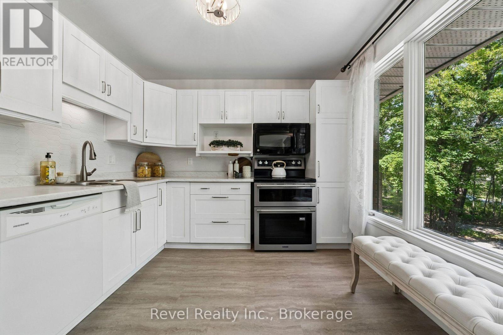 18 BESSIE AVENUE S - 23