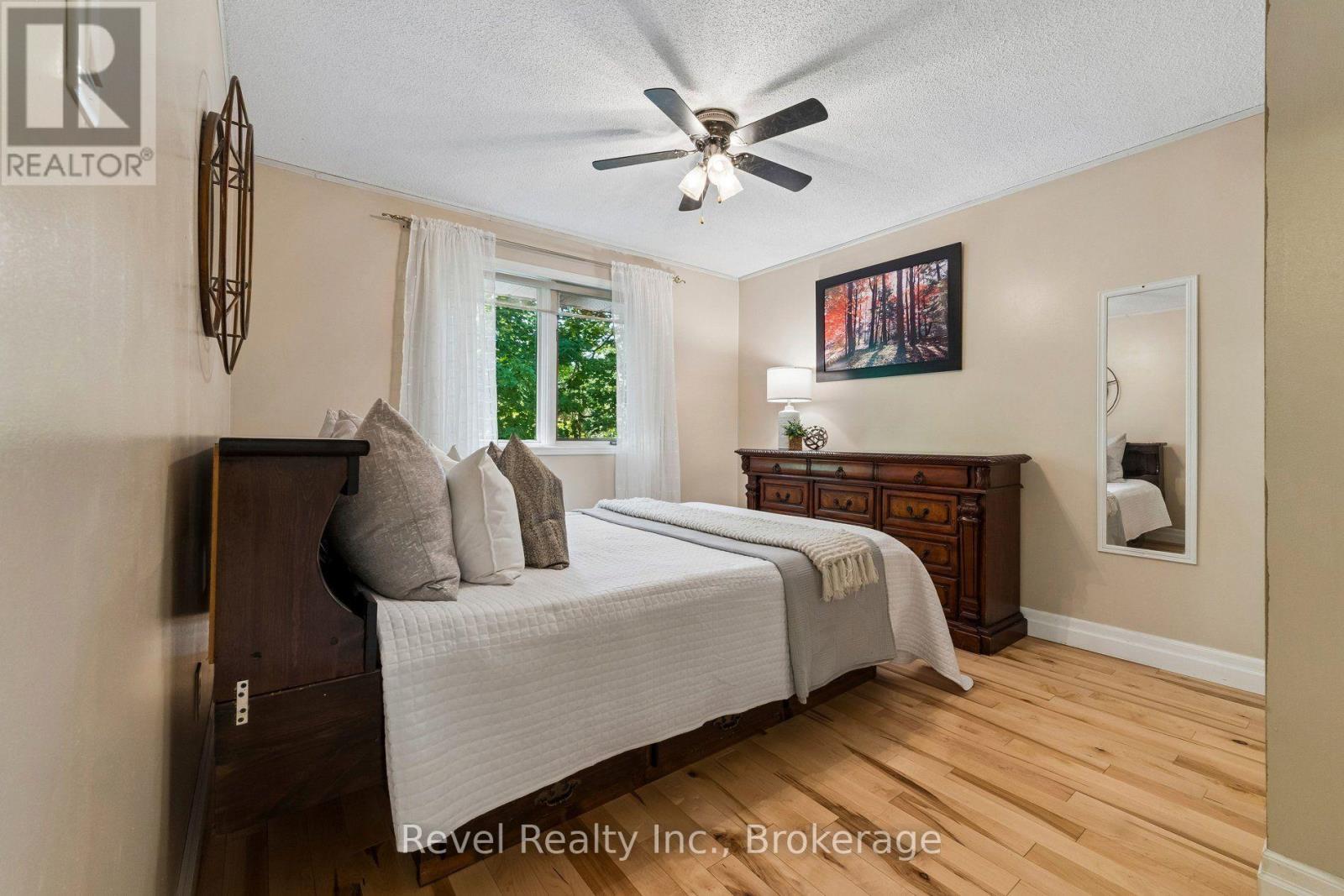 18 BESSIE AVENUE S - 32