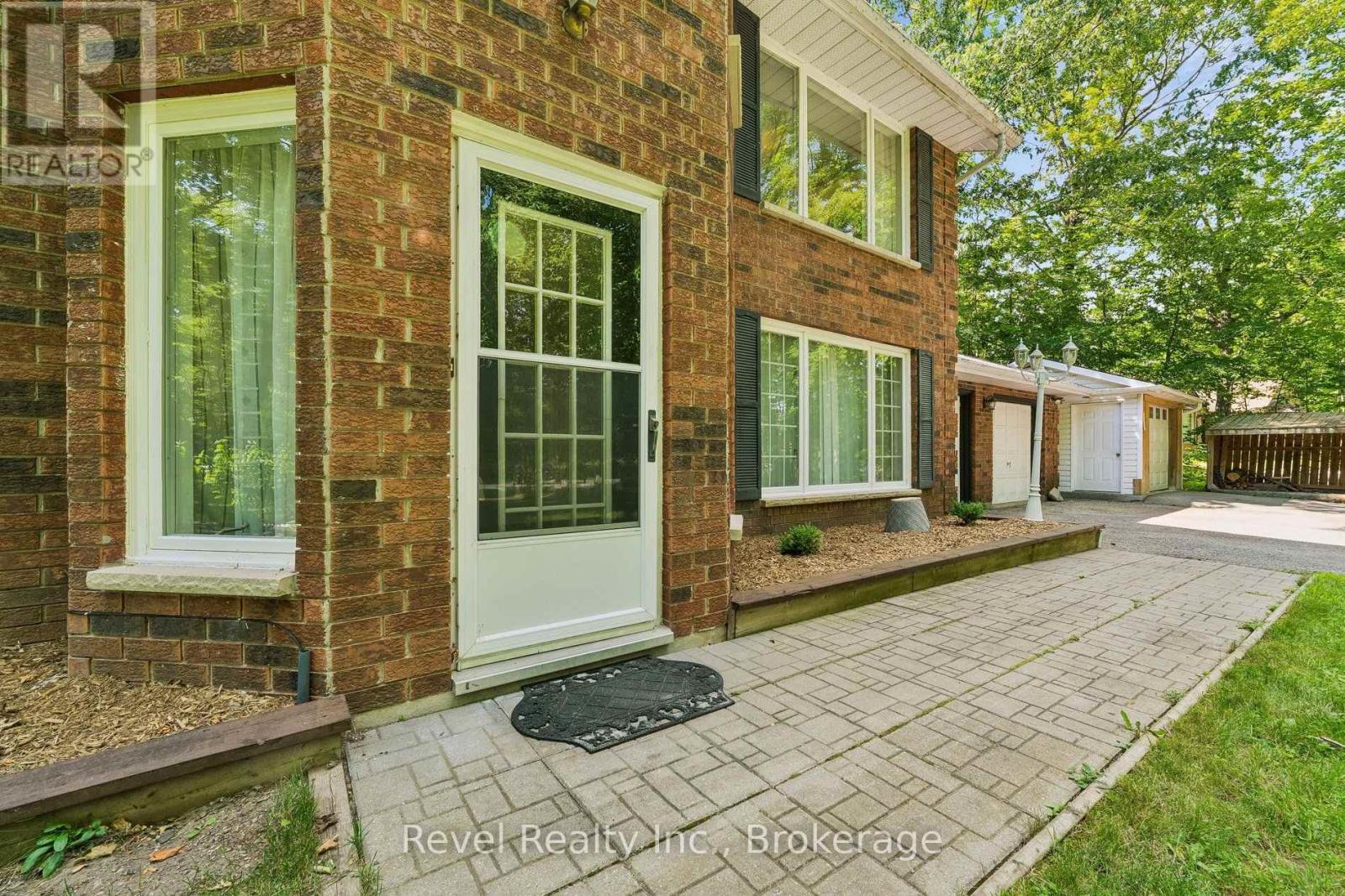18 BESSIE AVENUE S - 6