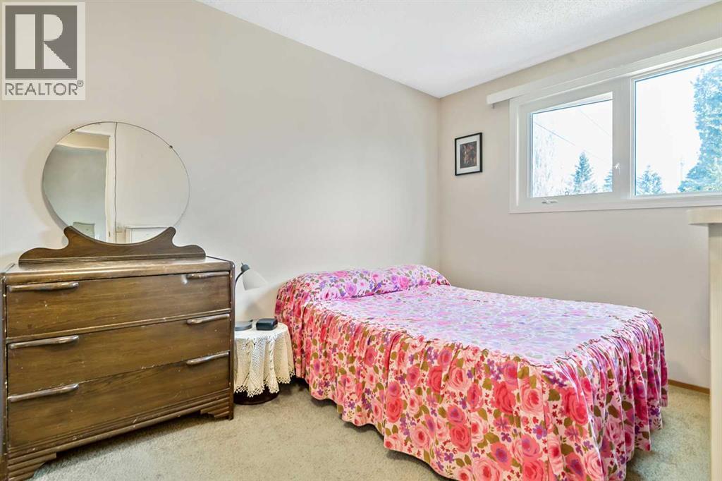 323 Woodvale Crescent SW - 15