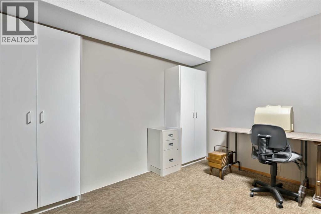 323 Woodvale Crescent SW - 19