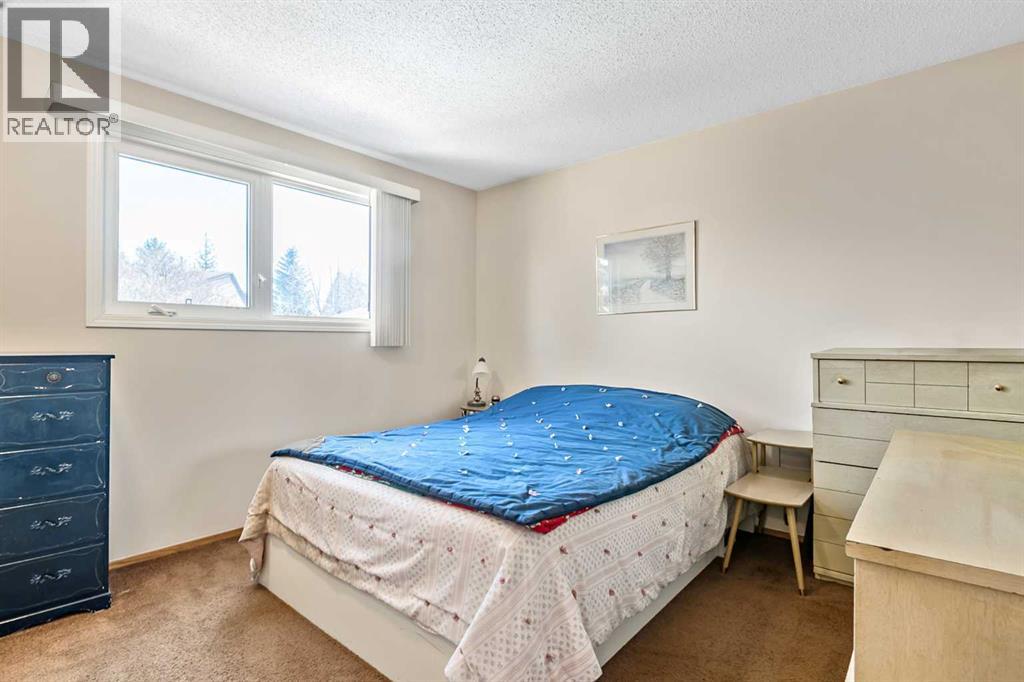 323 Woodvale Crescent SW - 13