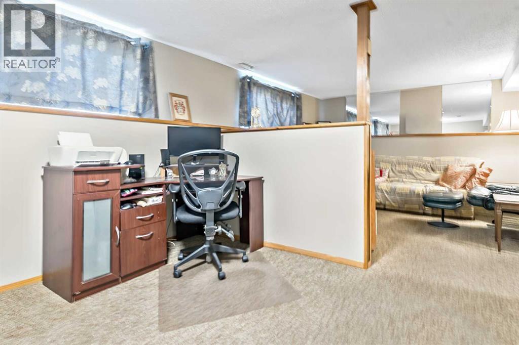 323 Woodvale Crescent SW - 20