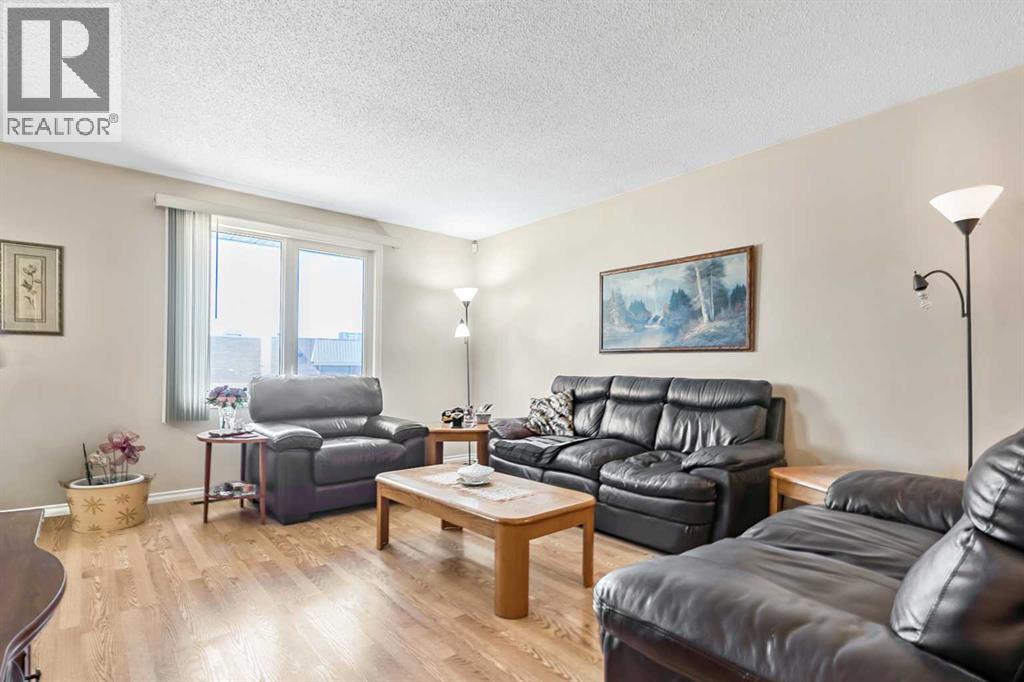 323 Woodvale Crescent SW - 3