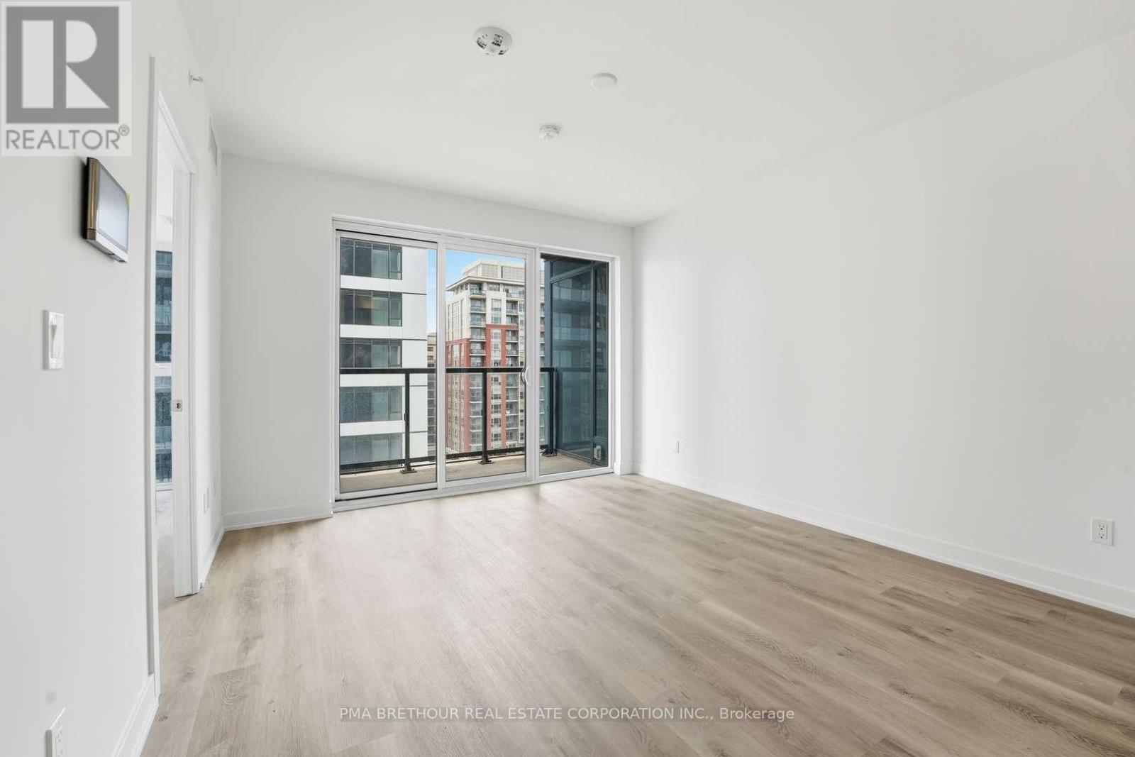 #909 370 MARTHA STREET - Image 3