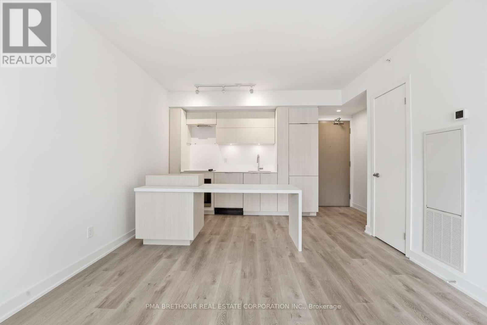 #909 370 MARTHA STREET - Image 7