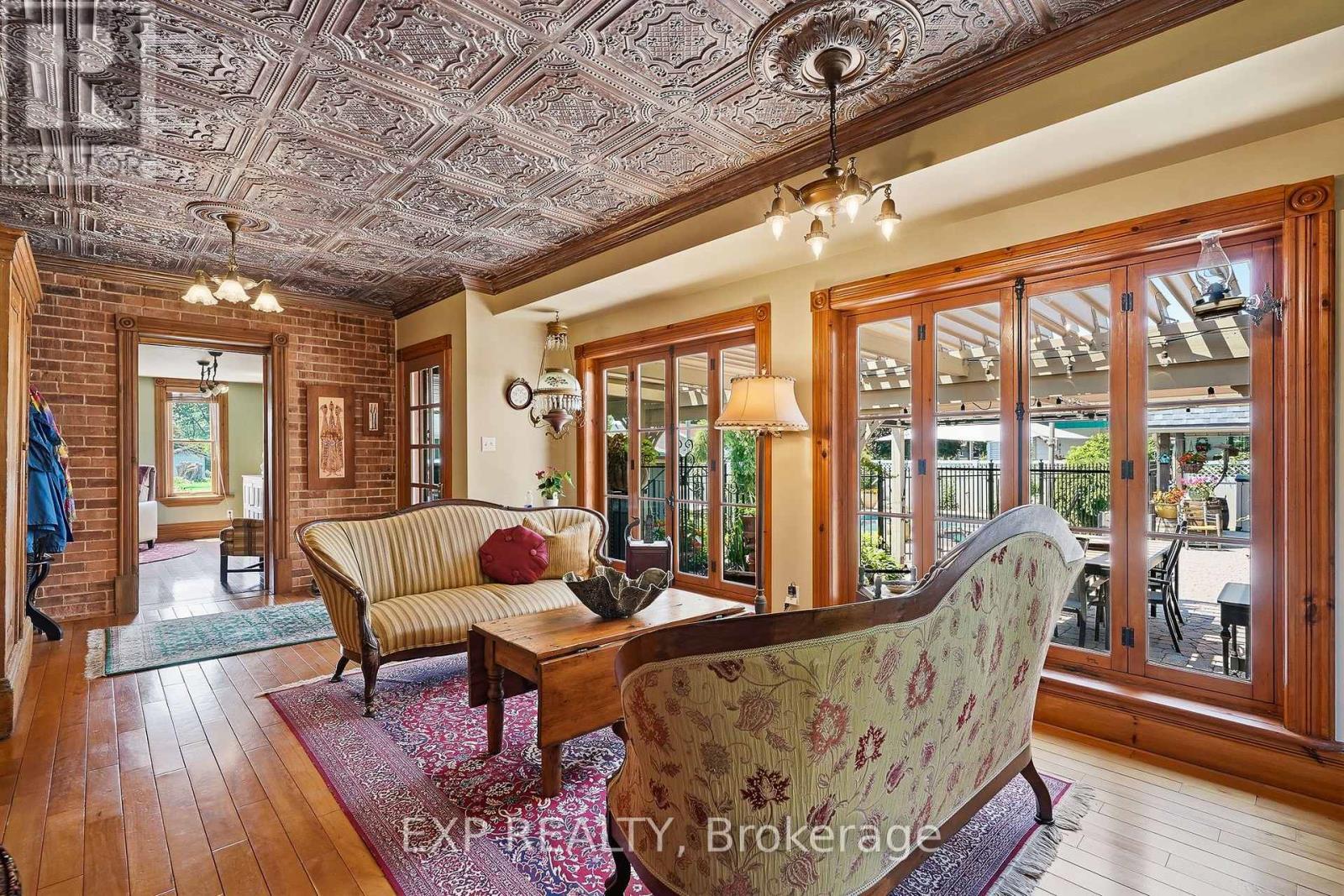 702 DOLLARD STREET - 10