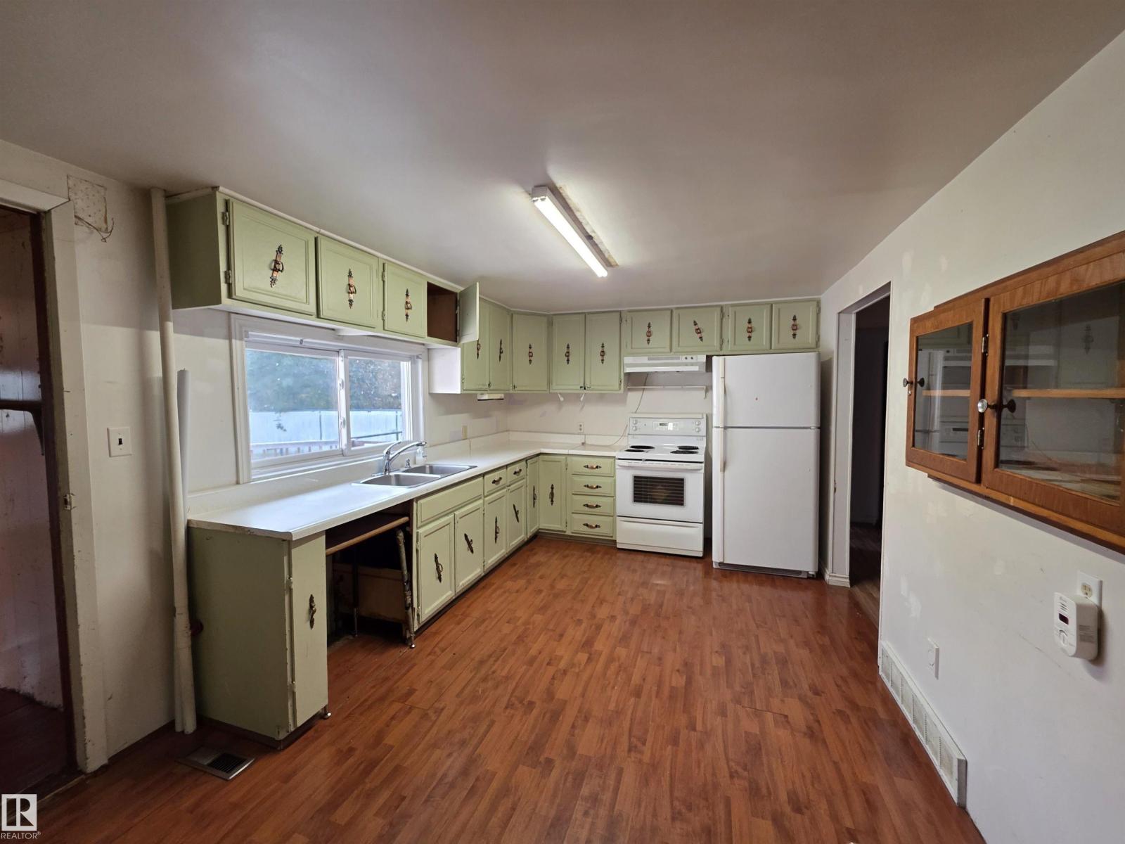 4812 48 AV - Image 4