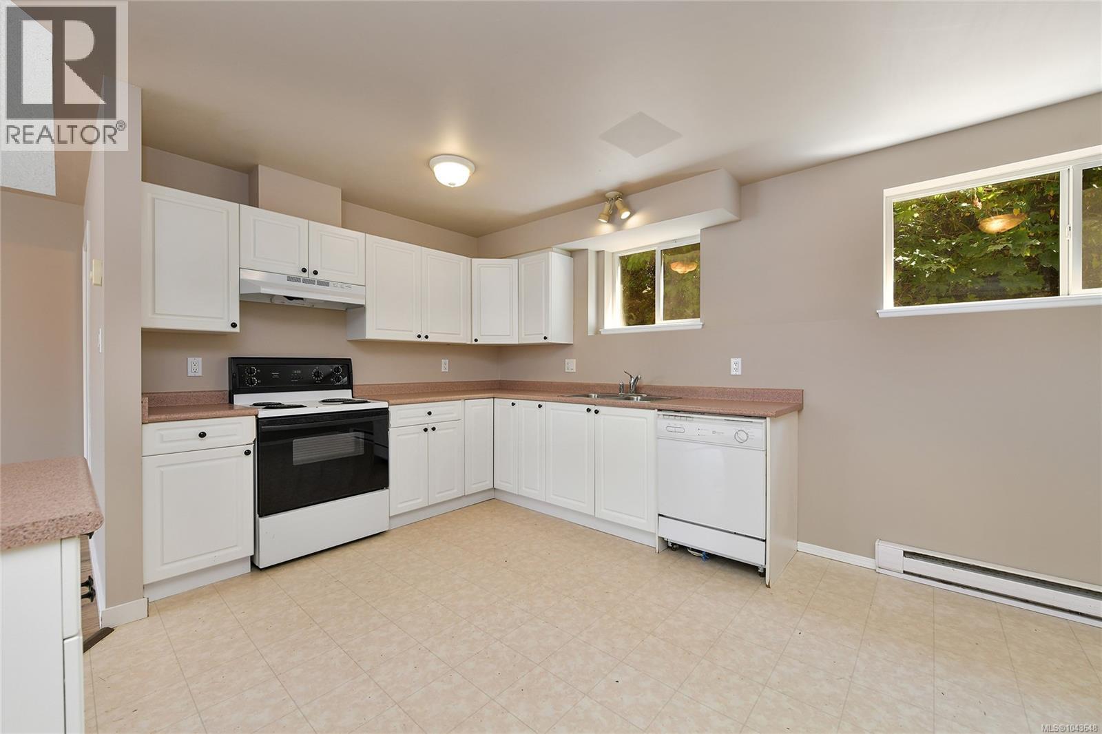 585 HANSEN Ave, Langford