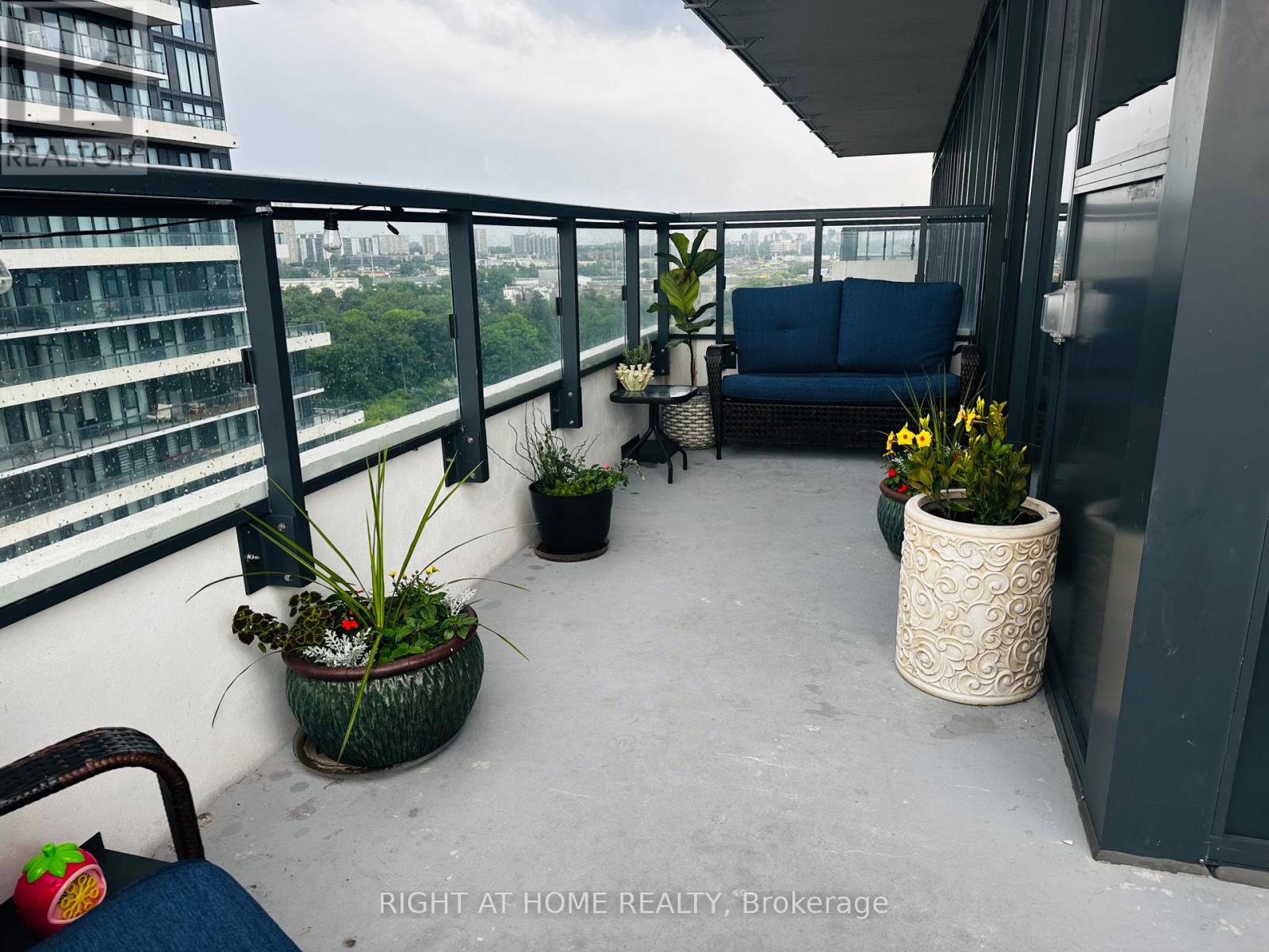 #1531 20 INN ON THE PARK DRIVE - 21