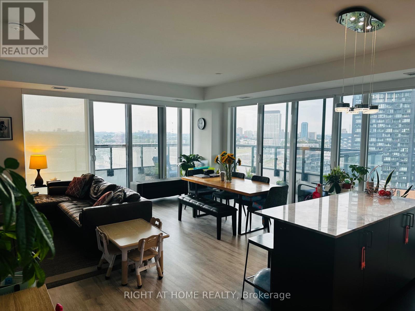#1531 20 INN ON THE PARK DRIVE - 3