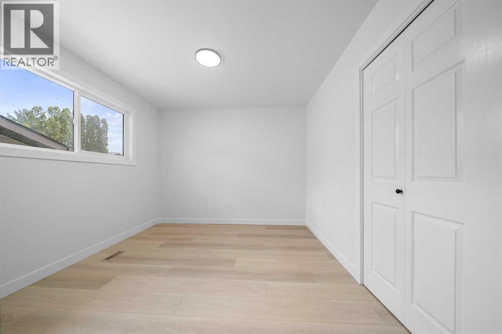 476 18 Street NE - 10
